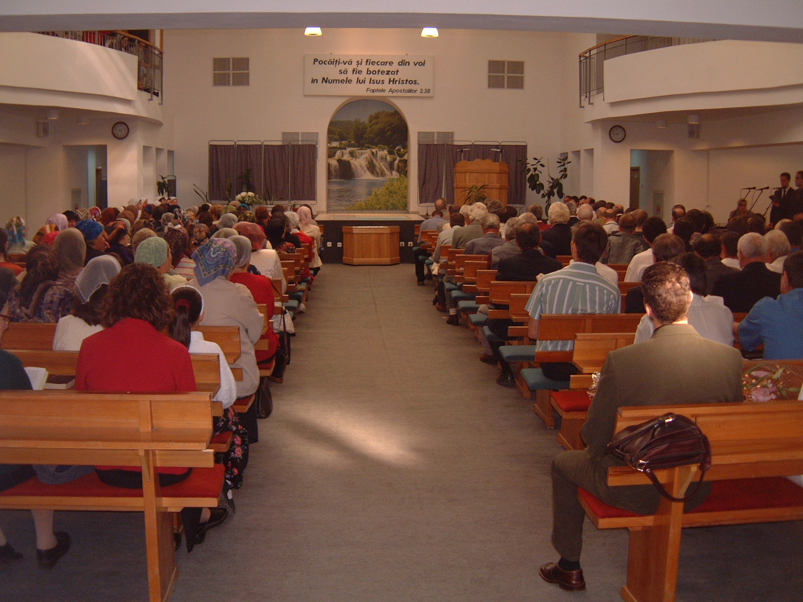 FRATII SI SURORILE ASTEAPTA INCEPEREA SERVICIULUI DE BOTEZ - 22 AUGUST 2003 FRATII SI SURORILE ASTEAPTA INCEPEREA SERVICIULUI DE BOTEZ - 22 AUGUST 2003