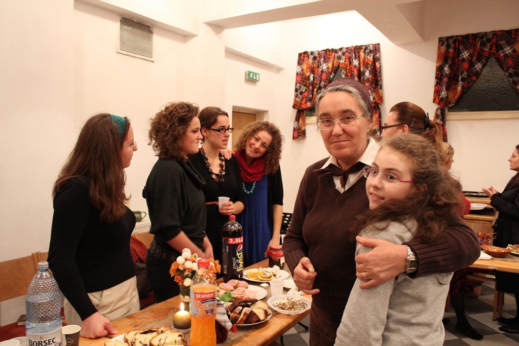 SORA LIDIA CIOPASIU CU CELE PATRU FIICE LA INTALNIREA SURORILOR DIN BISERICA CRESTINA DUPA EVANGHELIE ANTIOHIA 3 NOIEMBRIE 2013 SORA LIDIA CIOPASIU CU CELE PATRU FIICE LA INTALNIREA SURORILOR DIN BISERICA CRESTINA DUPA EVANGHELIE ANTIOHIA 3 NOIEMBRIE 2013