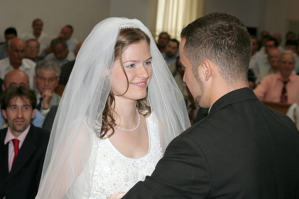 DOI TINERI CRESTINI EVANGHELICI SE CASATORESC IN BISERICA ANTIOHIA