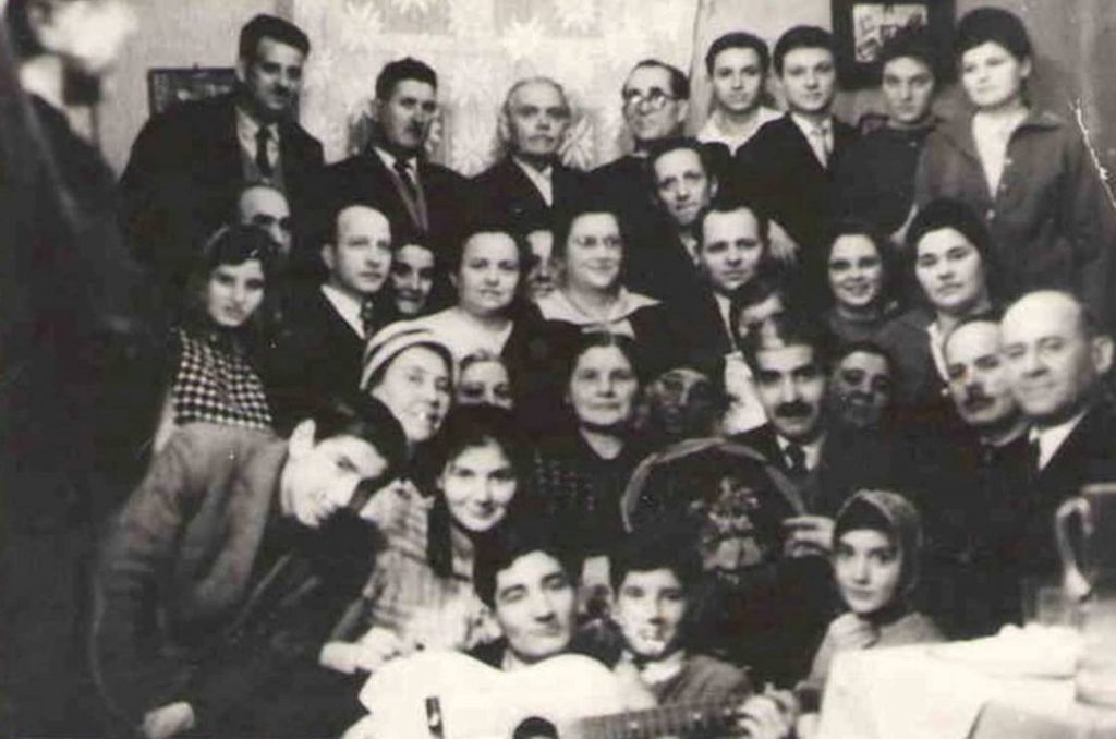 CREDINCIOSI DIN VECHEA BISERICA CRESTINA DUPA EVANGHELIE DRAGOS VODA DIN BUCURESTI REUNITI IN ANUL 1965