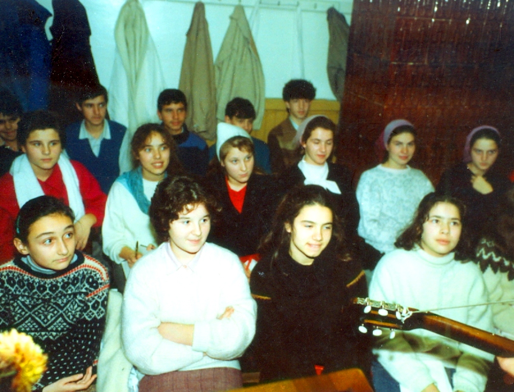 GRUP DE ADOLESCENTI DIN IANUARIE 1991 LA BISERICA DRAGOS VODA BUCURESTI GRUP DE ADOLESCENTI DIN IANUARIE 1991 LA BISERICA DRAGOS VODA BUCURESTI
