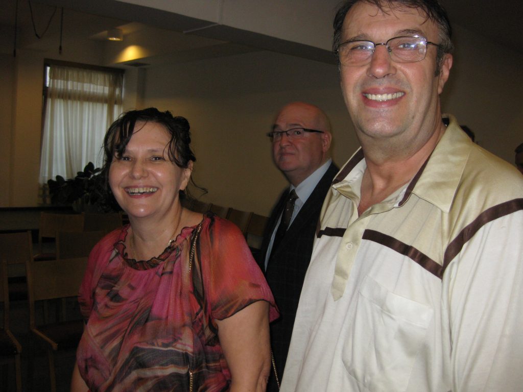 MARIANA SI CRISTIAN CARAMAN IN VIZITA LA BISERICA CRESTINA DUPA EVANGHELIE ANTIOHIA BUCURESTI (FOTO 20 IULIE 2012)