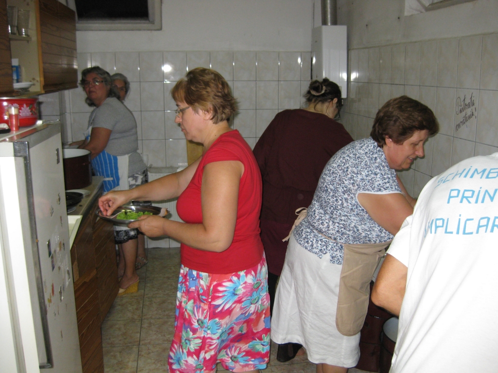 SURORILE BUCĂTĂRESE SLUJESC ÎN BISERICA CREȘTINĂ DUPĂ EVANGHELIE ANTIOHIA BUCUREȘTI - 20 IULIE 2012 SURORILE BUCĂTĂRESE SLUJESC ÎN BISERICA CREȘTINĂ DUPĂ EVANGHELIE ANTIOHIA BUCUREȘTI - 20 IULIE 2012