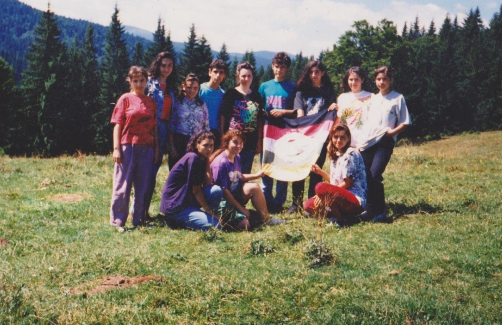 TINERI ADOLESCENTI DIN VECHEA BISERICA CRESTINA DUPA EVANGHELIE DRAGOS VODA IN EXCURSIE LA POIANA SOARELUI IN 1995