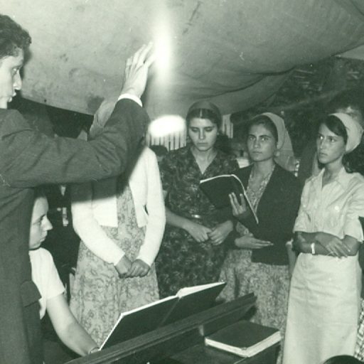 REMI GIUROIU DIRIJORUL CORULUI BISERICII CRESTINE DUPA EVANGHELIE DRAGOS VODA LA GIURGIU IN 1978