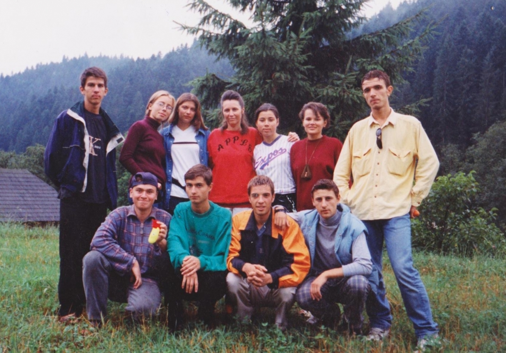 SIMONA CIUCUR CU CATIVA TINERI DIN VECHEA BISERICA CRESTINA DUPA EVANGHELIE DRAGOS VODA LA SUCEVITA IN 1998