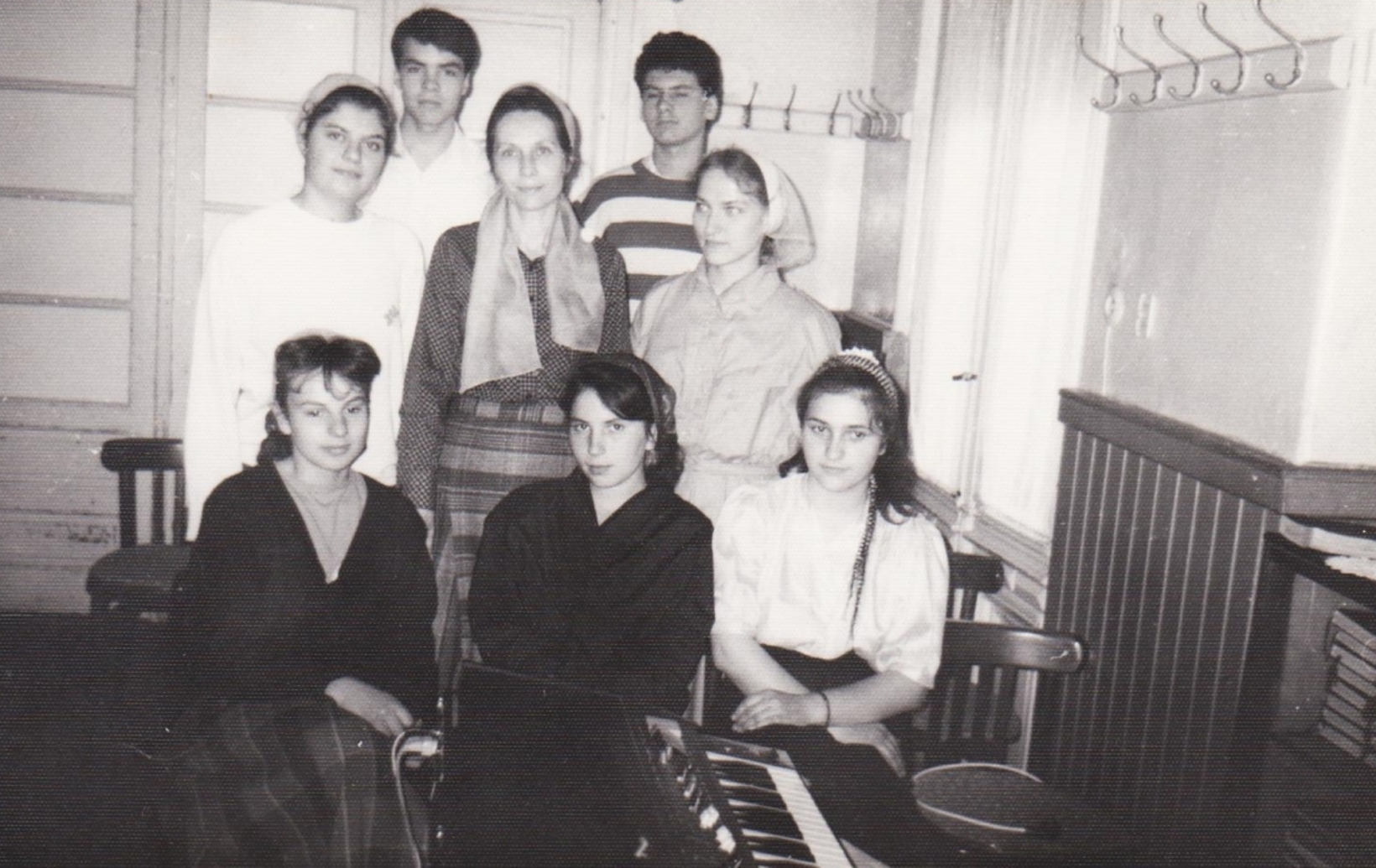 TINERI DIN VECHEA BISERICA CRESTINA DUPA EVANGHELIE DRAGOS VODA BUCURESTI 1990