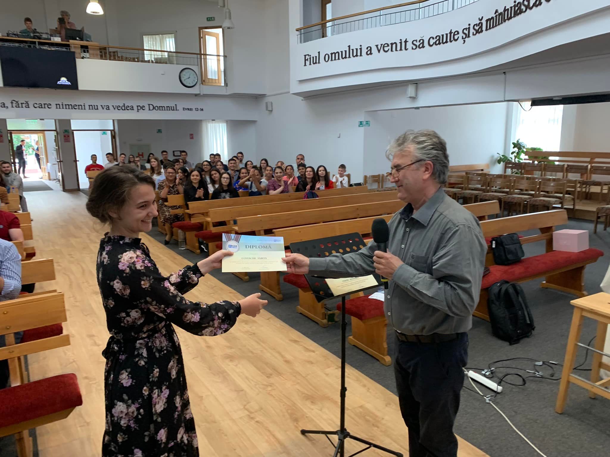 VIRGIL DANICIUC ACORDA PREMIU LUI TABITA COSTACHE LA CONFERINTA DE TINERET SI ADOLESCENTI - 14 MAI 2022